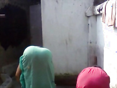 Bengali boudi Bathing, xnxxhomes.com